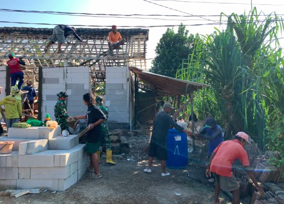 Dari Atap ke Tangan Warga, Satgas TMMD Kompak Turunkan Genteng RTLH Bapak Ladi