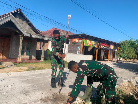 Ketangguhan Prajurit Terbukti, Satgas TMMD Buat Lobang Jalan Beton  dengan Linggis