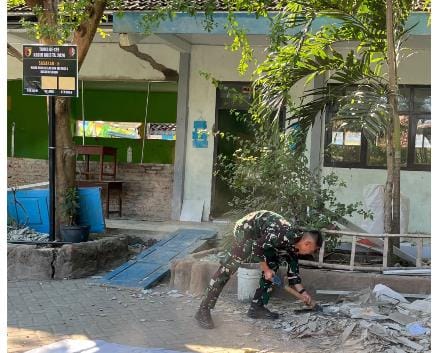 Pacul dan Cetok Jadi Senjata Satgas TMMD Percantik Gedung SDN Kesongo