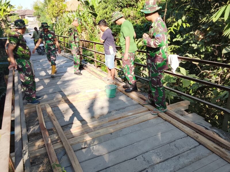 Demi Keselamatan Warga, Satgas TMMD ke-129 Benahi Papan Jembatan Dusun Mundu yang Rapuh