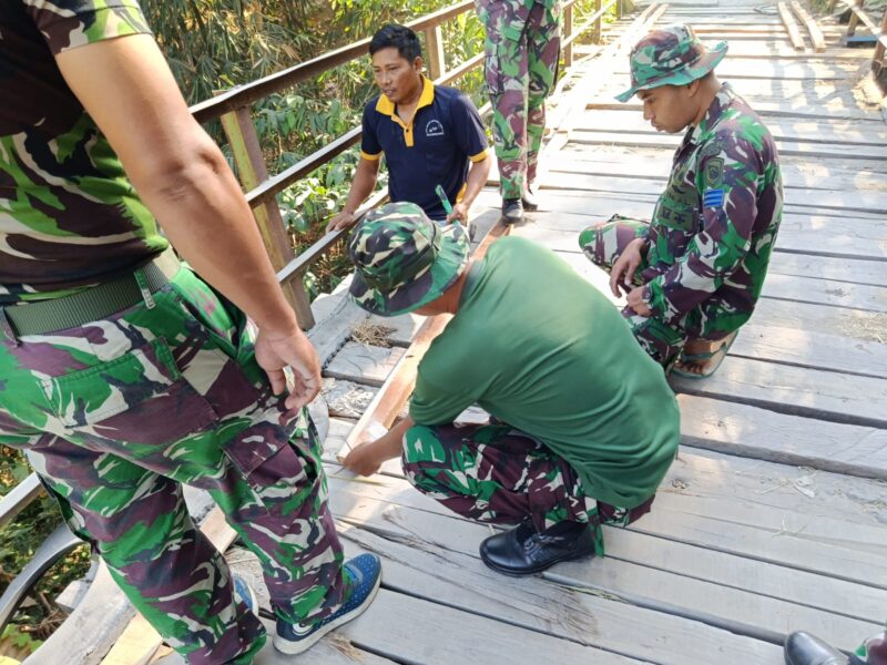 Gunakan Pukul, Satgas TMMD ke-129 Kodim Bojonegoro Perbaiki Jembatan Dusun Mundu