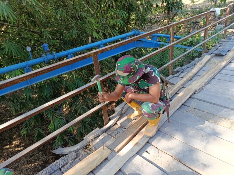 Pukul Jadi Saksi Perjuangan Satgas TMMD ke-129 Kodim Bojonegoro Bangun Kembali Jembatan Mundu