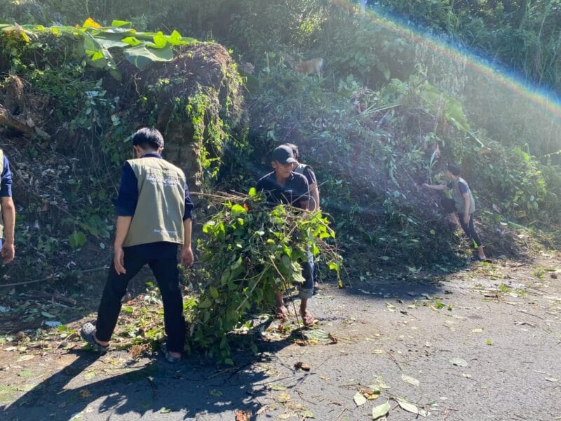 Tim PPK Ormawa SPACE FT-UH dan Desa Lonjoboko Gelar Minggu Bersih serta Gotong Royong Pembersihan Material Sisa Longsor
