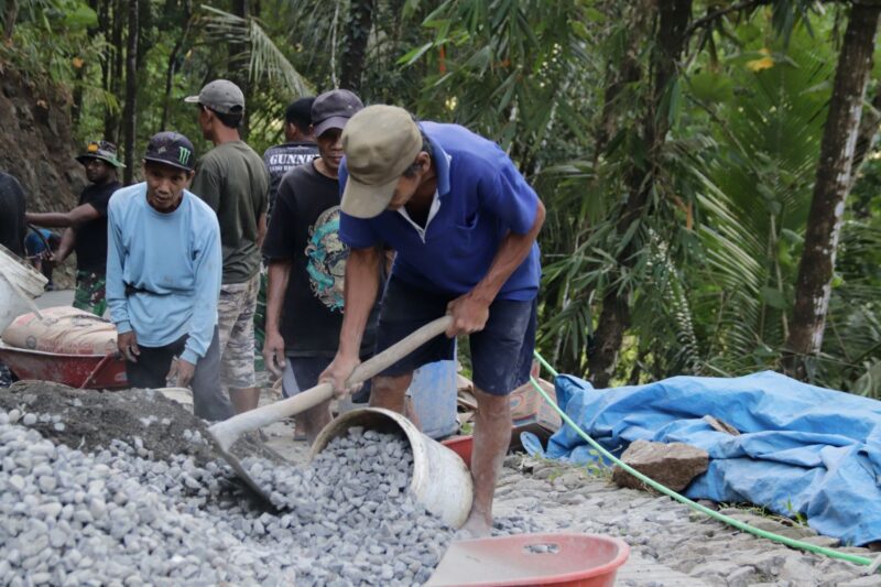 Ayunan Cangkul Rido Percepat Pembangunan Jalan TMMD di Dusun Kunir