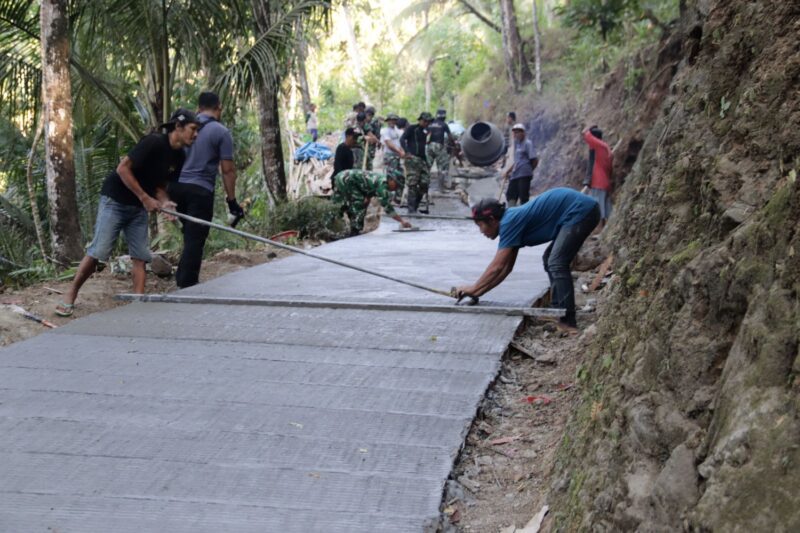 Ketelitian Bowo Jaga Kualitas Rabat Beton TMMD di Gumelem Kulon