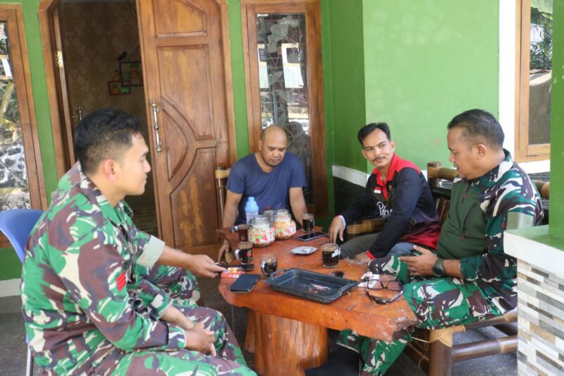 Canda di Tengah Keringat Keakraban Satgas TMMD dan Katim Warnai Pembangunan Jalan Desa