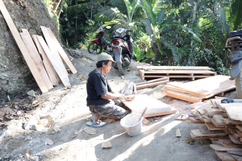 Madrohim Rakit Bekisting Plat Beton Semangat Gotong Royong Warnai TMMD Reguler ke-129 Banjarnegara