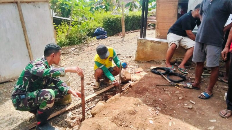 Ketelitian Jadi Kunci Satgas TMMD dan Warga Ukur Ketinggian Pondasi RTLH Milik Pak Toid