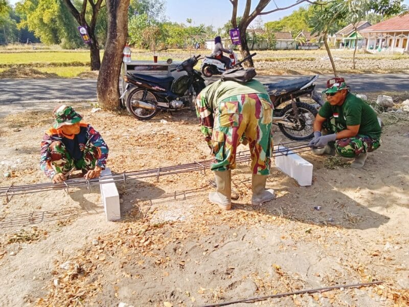 Gotong Royong Merakit Besi, Satgas TMMD dan Warga Wujudkan Fasilitas Ibadah serta Sanitasi yang Lebih Baik