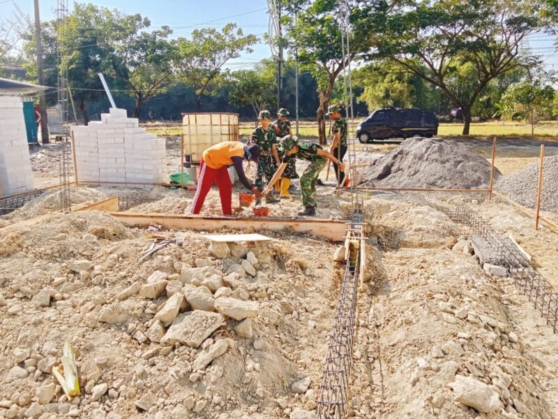 Tak Boleh Ada Kesalahan, Satgas TMMD Pastikan Rangka Besi Pondasi Terpasang Tepat dan Seimbang