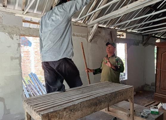 Hunian Lebih Sehat dan Nyaman, RTLH Ibu Saelah Semakin Mendekati Rampung