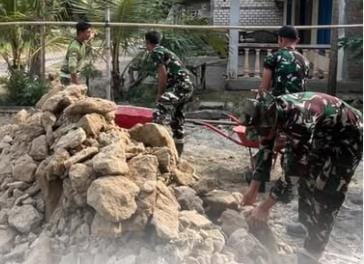 Sentuhan Kepedulian Satgas TMMD, Rumah Mbah Kardo Direhab Demi Hari Tua yang Lebih Nyaman