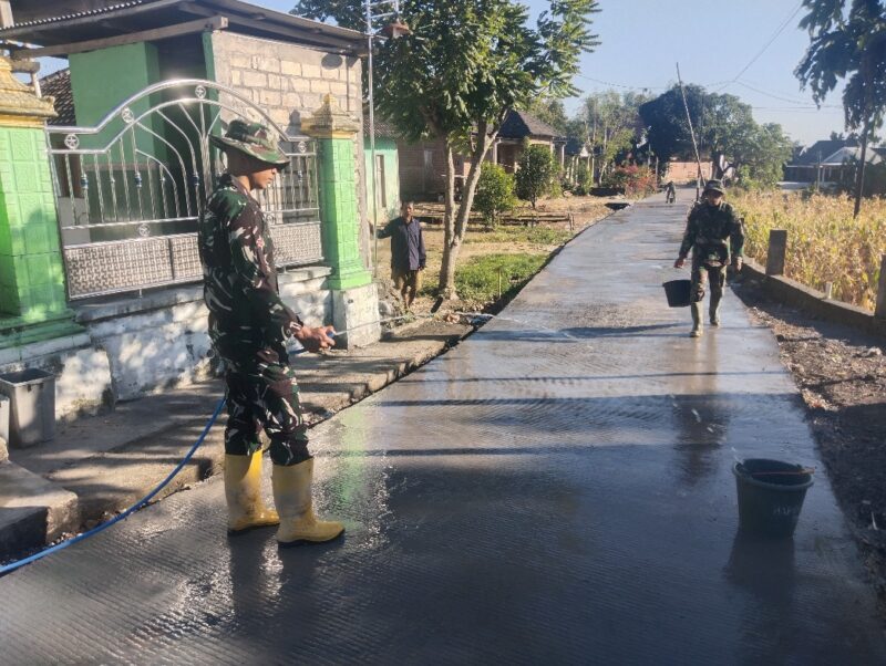 Jalan Sudah Dicor, Kini Satgas TMMD Pastikan Beton Tetap Prima dengan Penyiraman Berkala