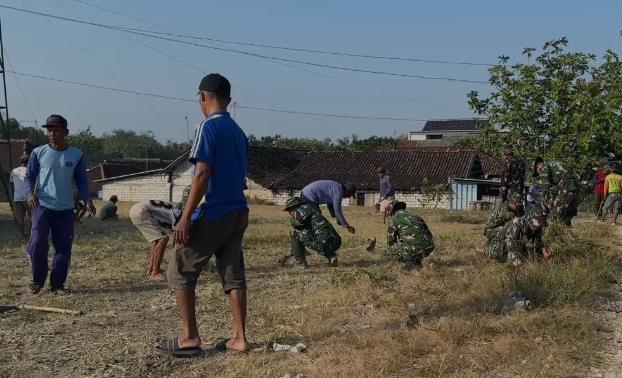 Kebersamaan TNI dan Warga Terpatri di Halaman Masjid, Gulma Disingkirkan untuk Lingkungan yang Nyaman