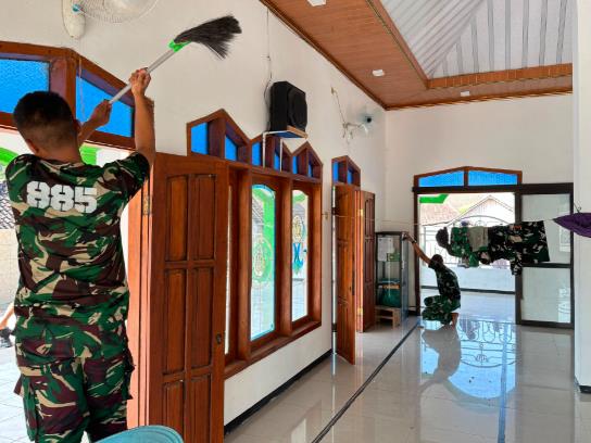 Bahu Membahu Rawat Rumah Allah, Satgas TMMD dan Warga Bersihkan Masjid dari Halaman hingga Bagian Dalam