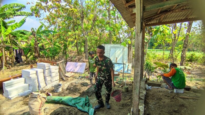 Dari Acian Tembok hingga Pondasi Teras, TMMD Ke-129 Wujudkan Rumah Layak untuk Ibu Jasmiati