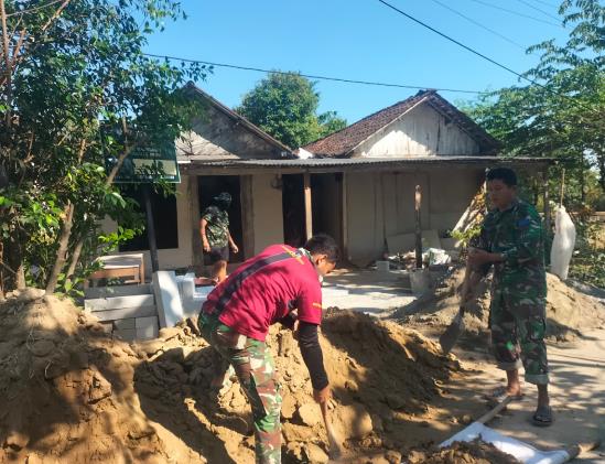 Menuju Pemasangan Keramik, Satgas TMMD Maksimalkan Pengurukan Lantai Rumah Ibu Saelah