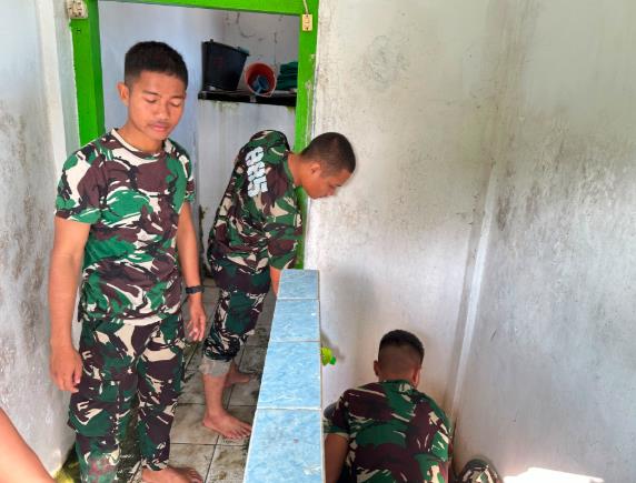 Kamar Mandi hingga Tempat Wudhu Disulap Lebih Bersih, Satgas TMMD Bersama Warga Gotong Royong