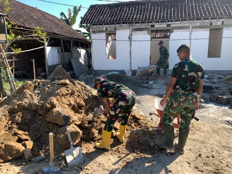 Rumah Mulai Terbentuk, Satgas TMMD Ratakan Lantai RTLH Bapak Ladi Demi Hunian yang Nyaman