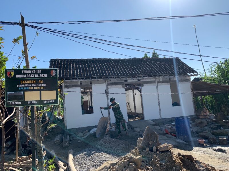 Papan Nama Berdiri di Depan Rumah, Bukti Komitmen Satgas TMMD Wujudkan RTLH Berkualitas bagi Bapak Ladi