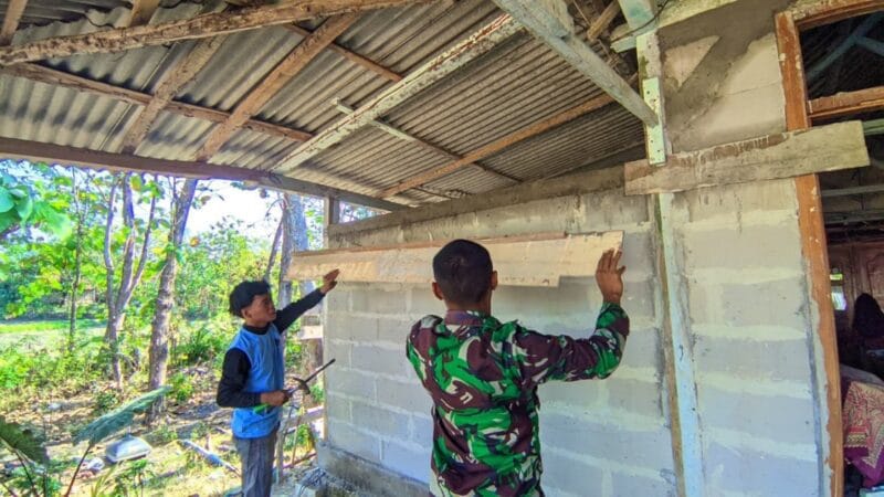 Pastikan Konstruksi Kokoh, Satgas TMMD Tinjau Langsung Progres RTLH Ibu Saelah