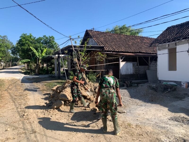 Langkah Menuju Hunian Nyaman, Perataan Lantai RTLH Pak Ladi Berjalan Lancar