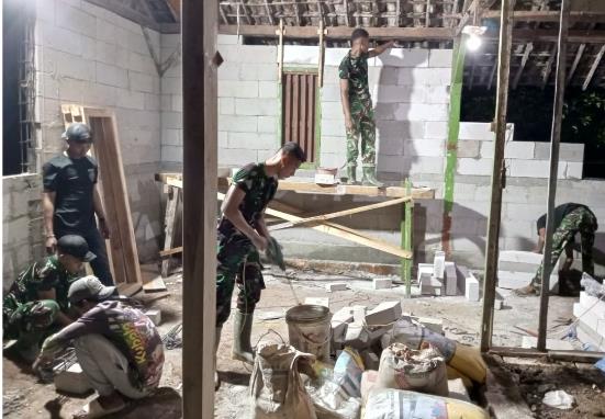 Gotong Royong Bangun Harapan, Satgas TMMD dan Warga Angkat Dinding RTLH Ibu Tini Hingga Rampung Bagian Atas