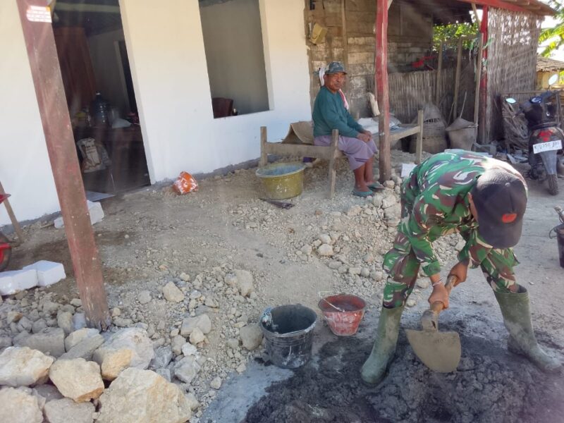Adukan Semen Terus Mengalir, Senyum Bahagia Ibu Wagini Iringi Progres RTLH TMMD Ke-129