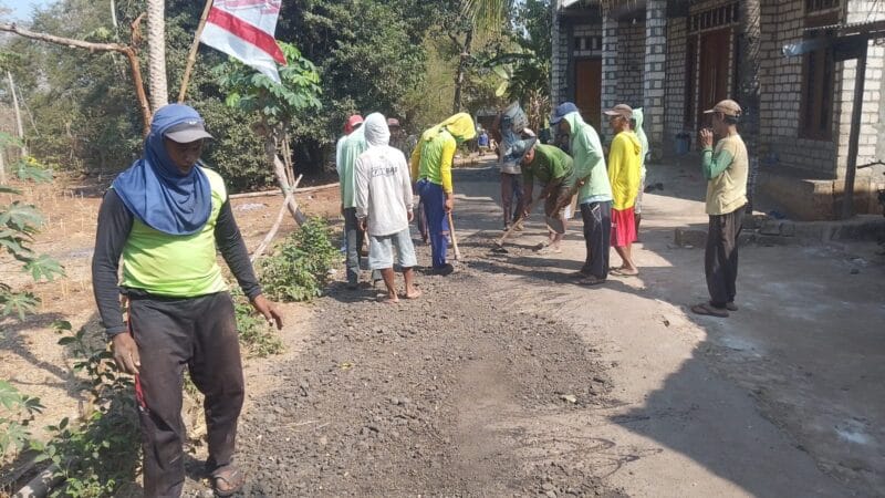 Warga Tuban Kerja Bakti Perbaiki Jalan 500 Meter Secara Swadaya