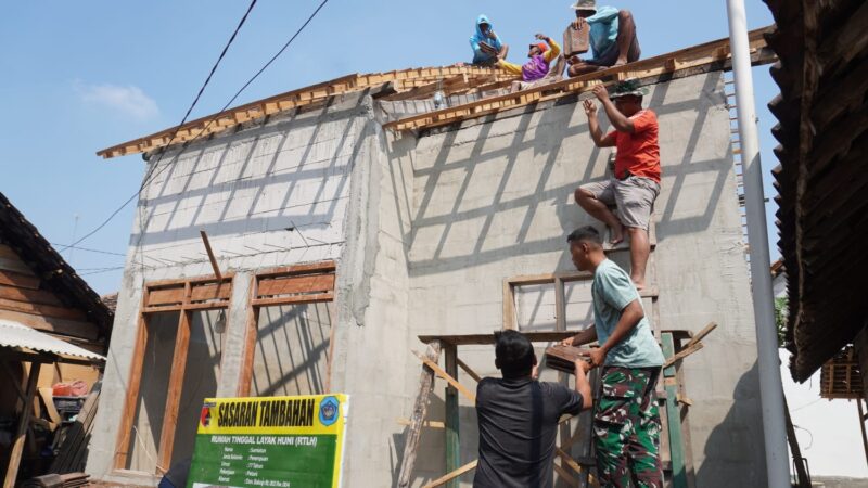 TMMD Ke-129 Kodim 0812 LAMONGAN, Bukti Nyata TNI Bangun Negeri dari Desa Lamongan,-Semangat membangun negeri dari desa kembali diwujudkan melalui program TNI Manunggal Membangun Desa (TMMD) Ke-129 Kodim 0812 Lamongan di Desa Tlemang, Kecamatan Ngimbang, Kabupaten Lamongan. Program terpadu ini menjadi bukti nyata komitmen TNI dalam membantu pemerintah daerah mempercepat pembangunan serta meningkatkan kesejahteraan masyarakat melalui sinergi bersama rakyat. TMMD Ke-129 yang resmi dimulai pada Rabu (15 Juli 2026) menjadi momentum penting bagi Desa Tlemang untuk menghadirkan perubahan melalui berbagai pembangunan fisik dan nonfisik. Dengan mengusung tema TMMD Satukan Langkah Membangun Negeri dari Desa, kegiatan ini memperkuat kolaborasi antara TNI, Pemerintah Kabupaten LAMONGAN, Polri, dan seluruh elemen masyarakat. Komandan Satgas TMMD Ke-129 Kodim 0813 LAMONGAN, Letkol Inf Deni Suryo Anggo Digdo menegaskan bahwa pembangunan desa merupakan bagian dari pengabdian TNI kepada masyarakat. "TNI hadir bersama rakyat untuk membangun negeri. Melalui TMMD, kita berupaya menghadirkan pembangunan yang bermanfaat, memperkuat gotong royong, serta meningkatkan kualitas kehidupan masyarakat di Desa Tlemang," ungkapnya. Berbagai sasaran menjadi fokus TMMD Ke-129, di antaranya pembangunan jalan usaha tani, jamabanisasi, saluran drainase, satu titik sumur bor, rehabilitasi rumah tidak layak huni rehab mushola. Selain itu, kegiatan nonfisik seperti edukasi kesehatan, sosialisasi kependudukan, pengolahan pangan, pengelolaan keuangan keluarga, pelatihan baris-berbaris, olahraga, dan kerja bakti kebersihan masjid turut dilaksanakan sebagai upaya membangun masyarakat desa yang mandiri, kuat, dan sejahtera. Melalui TMMD Ke-129, TNI membuktikan bahwa pembangunan Indonesia dimulai dari desa bersama rakyat. (Pendim0812)