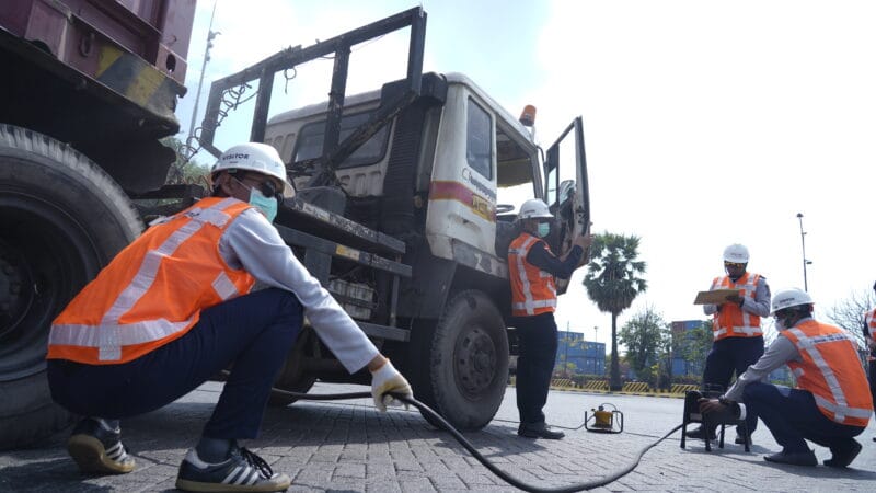 Targetkan 100 Truk Peti Kemas, Pelindo Terminal Petikemas dan Pelindo Regional 3 Gelar Uji Emisi di TTL dan TPS