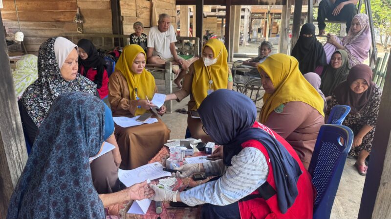 Mahasiswa KKN Profesi Kesehatan Universitas Hasanuddin Angkatan 69 Gelar Deteksi Dini Penyakit Tidak Menular di Desa Bina Baru