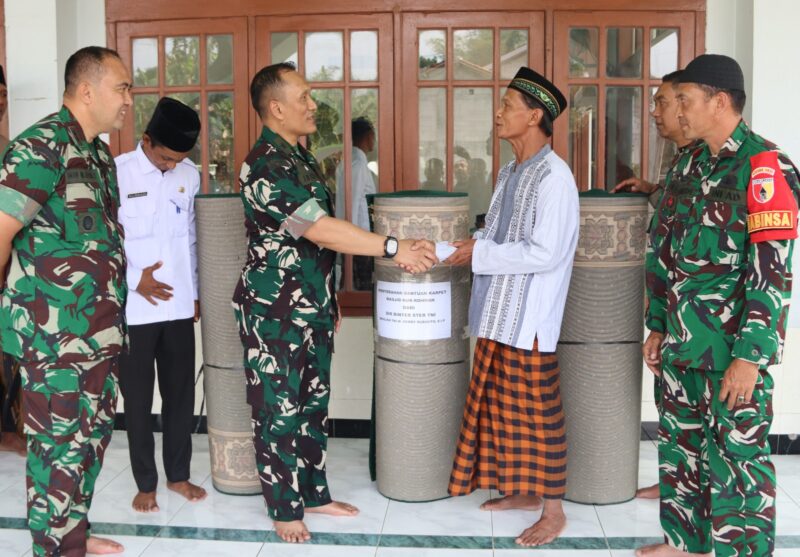 Kepedulian Tanpa Batas: Tim Wasev TMMD 129 Bojonegoro Salurkan Bantuan Karpet Tempat Ibadah
