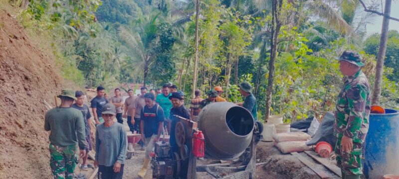TNI Polri dan Warga Bersatu Kebut Pengecoran, Jalan Impian Kian Nyata