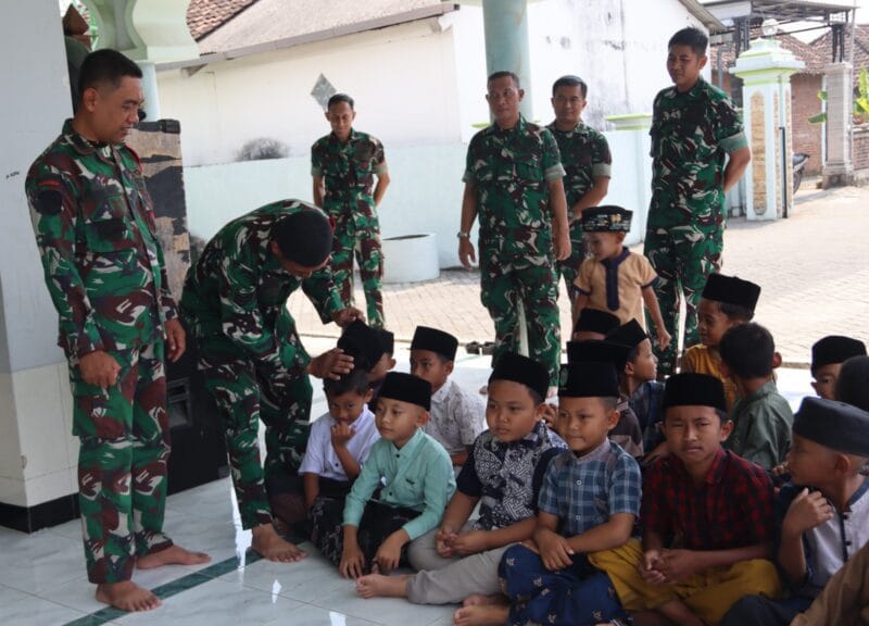 Potret Hangat TMMD 129 Bojonegoro: Kala Prajurit TNI Jadi Sahabat Anak-Anak Desa Kesongo