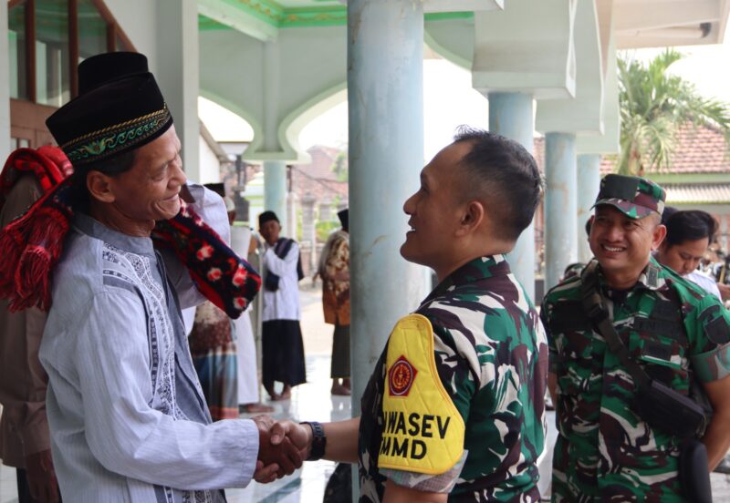 Saat Bintang Satu dan Warga Bersujud Bersama: Potret Kebersamaan Tim Wasev TMMD 129 Bojonegoro di Desa Kesongo