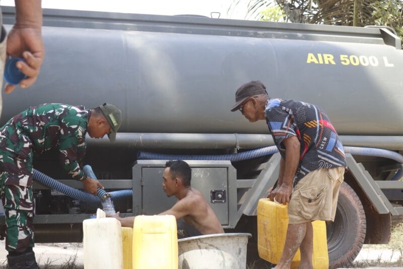 Hadir Membawa Kehidupan, Brigif TP 32/Mangkalihat Salurkan Air Bersih Bagi Masyarakat