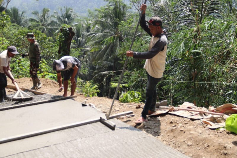 Sentuhan Akhir di Permukaan Beton Ketelitian Samsi Menentukan Kualitas Jalan TMMD