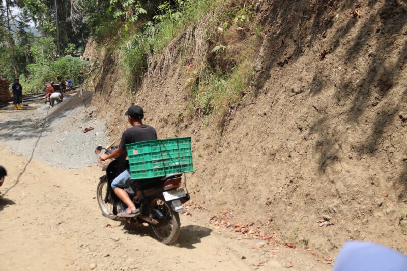 Sepiring Nasi dari Pak Ha Penyemangat Satgas TMMD di Tengah Terik Matahari