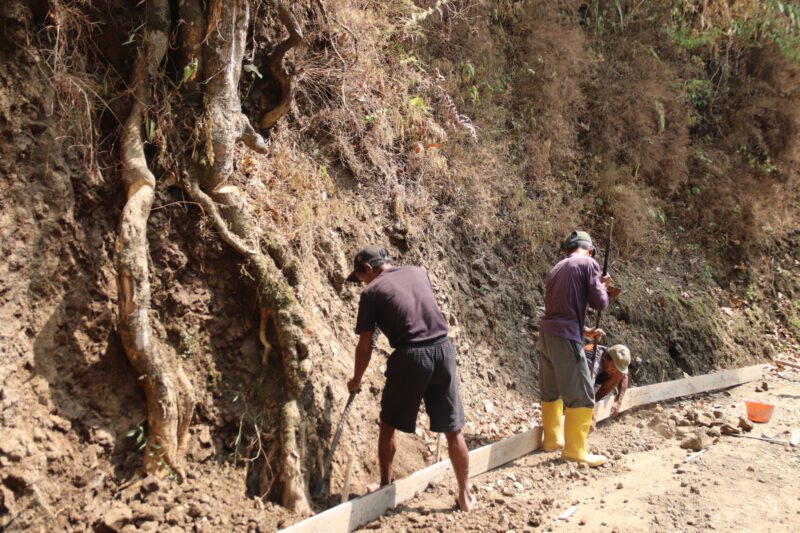Perkuat Bekisting Pak Madrohim Pastikan Cor Beton TMMD Tetap Kokoh