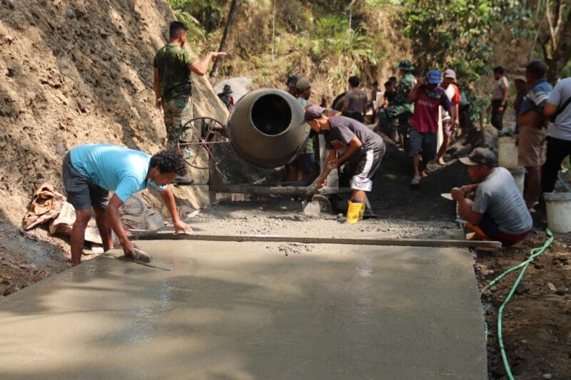 Saling Bahu Membahu Semangat Gotong Royong Hidupkan TMMD di Gumelem Kulon
