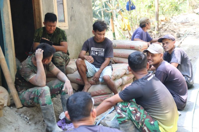 Di Tengah Lelah Canda dan Cerita Satgas TMMD Tetap Mengalir