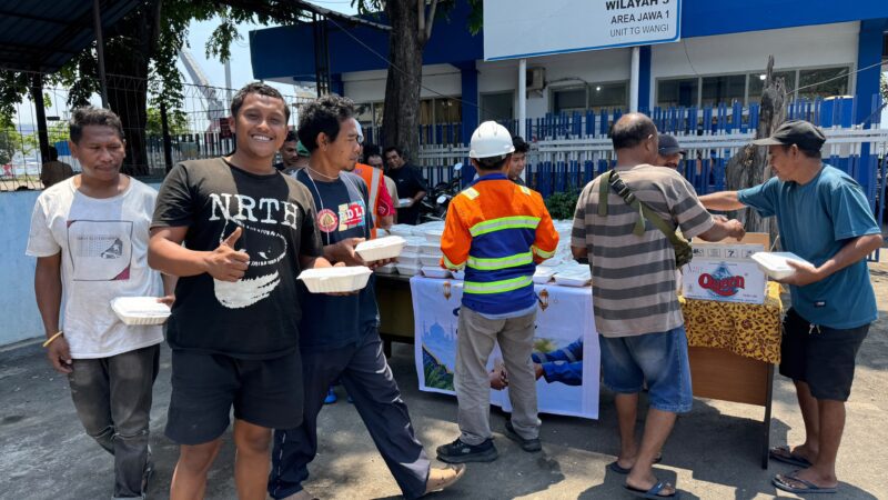 Jumat Berkah, Serikat Pekerja Pelabuhan Indonesia (SPPI) Tanjung Wangi Bagikan Makanan kepada Pengemudi Truk Logistik