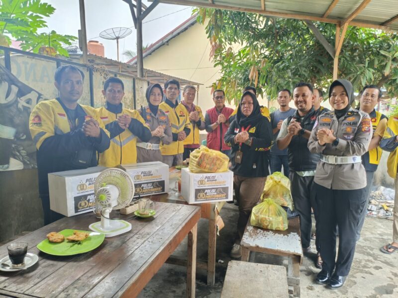 Kasat Lantas Pelalawan Silaturahmi Bagi-Bagi Sembako ke Pangkalan Ojol Maxim