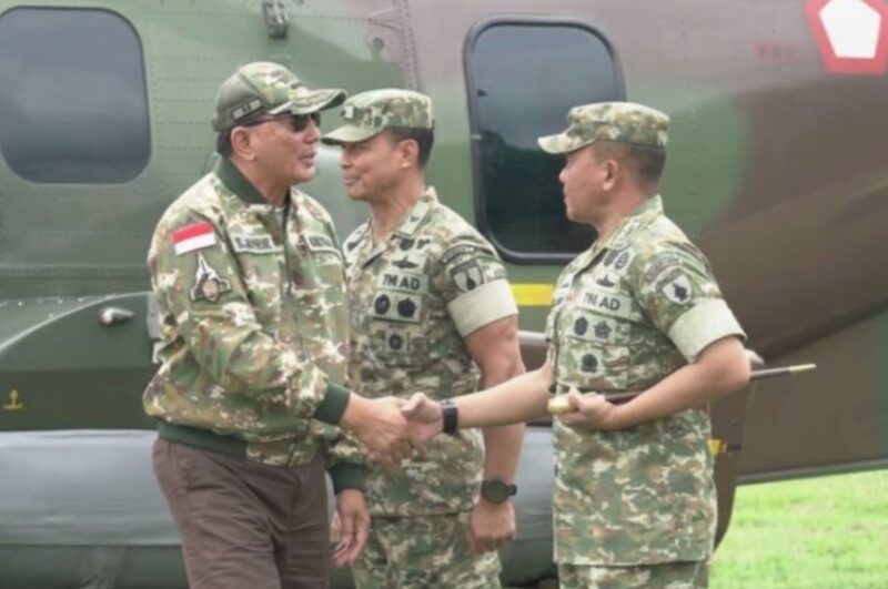 Danrem Erwin Sambut Menhan Kunker di Yonif TP 886/PJ