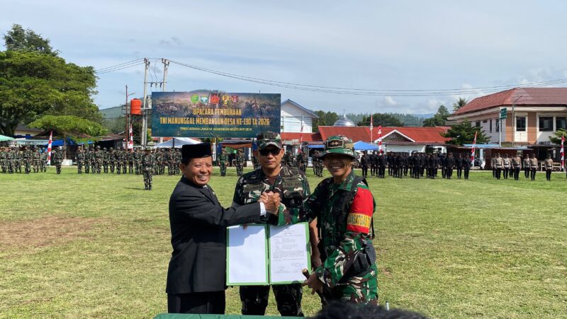 Blangkejeren – Program TNI Manunggal Membangun Desa (TMMD) ke-130 Tahun Anggaran 2026 di wilayah Kodim 0113/Gayo Lues resmi dibuka. Upacara pembukaan berlangsung pukul 09.00 WIB di Lapangan Pancasila, Jalan Kolonel Muhammaddin, Desa Kampung Jawa, Kecamatan Blangkejeren, Kabupaten Gayo Lues (Selasa, 13/10/2026). Upacara pembukaan mengusung tema “TMMD Satukan Langkah Membangun Negeri dan Desa” dan dihadiri sekitar 200 orang dari unsur TNI, Polri, pemerintah daerah, instansi terkait, serta masyarakat. Bertindak sebagai Inspektur Upacara, Wakil Bupati Gayo Lues H. Maliki, S.E., M.AP., sedangkan Komandan Upacara dijabat Danramil 06/Tripejaya Kapten Inf M. Syarizal. Turut hadir Dandim 0113/Gayo Lues Letkol Arm Fran Desiafan Eka Saputra, S.H., Kolonel Inf Edi S. Harahap selaku Pejabat Keberhasilan Operasional TMMD ke-130 TA 2026 Kodam Iskandar Muda, Wakapolres Gayo Lues Kompol Junaidi, S.H., M.S.M., Wadanyon D Pelopor Polda Aceh AKP Imanta Purba, S.H., Wakil Ketua II DPRK Gayo Lues Fahmi Sahab, S.Pd., serta unsur Forkopimda dan kepala SKPK Kabupaten Gayo Lues. Dalam amanatnya, Wakil Bupati Gayo Lues menyampaikan apresiasi kepada jajaran TNI, khususnya Kodim 0113/Gayo Lues, atas komitmen dan pengabdian dalam mendukung pembangunan daerah serta meningkatkan kesejahteraan masyarakat. Ia menegaskan bahwa TMMD bukan hanya berorientasi pada pembangunan sarana dan prasarana, tetapi juga menjadi wujud nyata kemanunggalan TNI dengan rakyat melalui penguatan semangat gotong royong, persatuan, dan kepedulian bersama. Menurutnya, keberhasilan pembangunan membutuhkan sinergi antara TNI, Polri, pemerintah daerah, instansi terkait, dan masyarakat agar hasil pembangunan dapat dirasakan secara langsung serta memberikan manfaat berkelanjutan. Sasaran Pembangunan Jalan hingga Rumah Tidak Layak Huni Pelaksanaan TMMD ke-130 TA 2026 dipusatkan di Desa Pepelah, Kecamatan Pining, Kabupaten Gayo Lues, mulai 13 Oktober hingga 11 November 2026. Dalam program tersebut, sejumlah sasaran fisik telah direncanakan untuk mendukung peningkatan aksesibilitas dan kesejahteraan masyarakat, meliputi: - Pembukaan jalan baru sepanjang 3.500 meter dengan lebar 6 meter. - Pemasangan gorong-gorong sebanyak 4 titik. - Perehaban rumah tidak layak huni (RTLH) sebanyak 5 unit. - Pembangunan jaringan pipanisasi sebanyak 1 titik. - Pembuatan sumur bor sebanyak 2 titik. - Pembuatan kandang ayam sebanyak 5 unit. - Pemberian bibit ayam sebanyak 60 ekor. - Pemberian bibit cabai sebanyak 600 batang. Selain pembangunan fisik, TMMD ke-130 juga mencakup sejumlah kegiatan nonfisik berupa penyuluhan wawasan kebangsaan, penyuluhan pertanian, sosialisasi keluarga berencana dan kesehatan terkait stunting, serta sosialisasi hukum dan keamanan serta ketertiban masyarakat (kamtibmas). Untuk mendukung kelancaran pelaksanaan program, sebanyak 150 personel dilibatkan, terdiri atas 80 personel Kodim 0113/Gayo Lues dan Yonif TP 855/RD, 10 personel Zeni Tempur (Zipur), 5 personel TNI Angkatan Laut, 5 personel TNI Angkatan Udara, 10 personel Polri, serta 40 orang masyarakat Desa Pepelah, Kecamatan Pining, yang dilibatkan setiap hari. Keterlibatan personel lintas satuan dan masyarakat tersebut diharapkan dapat memperkuat semangat gotong royong serta mempercepat penyelesaian sasaran program sesuai dengan rencana yang telah ditetapkan. Rangkaian upacara pembukaan juga diisi dengan pembacaan laporan kesiapan TMMD oleh Pasi Ter Kodim 0113/Gayo Lues, Kapten Inf Andrianto, penyematan tanda peserta, penyerahan alat kerja, pembacaan amanat Inspektur Upacara, serta doa bersama. Dalam amanatnya, Wakil Bupati mengajak seluruh personel yang terlibat untuk melaksanakan tugas dengan penuh tanggung jawab, disiplin, dan semangat pengabdian. Ia juga meminta perangkat daerah dan instansi terkait memperkuat koordinasi serta mengajak masyarakat berpartisipasi aktif dalam menyukseskan seluruh rangkaian kegiatan. Masyarakat diharapkan turut menjaga dan memelihara hasil pembangunan agar dapat dimanfaatkan secara berkelanjutan oleh generasi mendatang. Melalui pelaksanaan TMMD ke-130 TA 2026, diharapkan pembangunan infrastruktur desa, penguatan ketahanan pangan, peningkatan pengetahuan masyarakat, serta pelayanan sosial dapat mendukung kemajuan Kabupaten Gayo Lues.