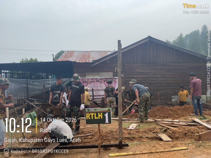 Gotong Royong Satgas TMMD dan Warga Bangun Rumah Layak Huni di Kampung Pepelah