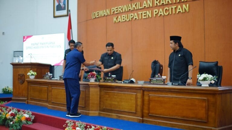 Bupati Pacitan Serahkan Raperda APBD 2027, Belanja Daerah Diproyeksikan Rp1,54 Triliun